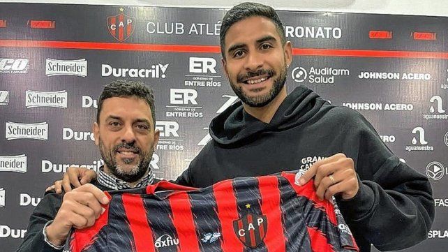 Joaquín Varela posa con la camiseta de Patronato y el presidente de la entidad