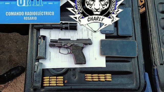 Apresaron a ocho delincuentes en Rosario con un arma de guerra cargada y dos motos robadas