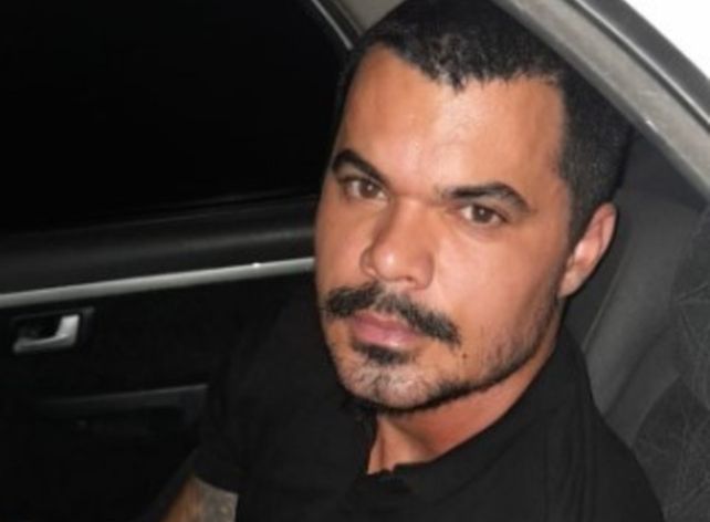 El acusado mira desde el asiento trasero del móvil policial en que es trasladado desde el country.
