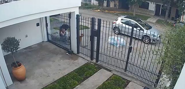 Brutal robo de motochorros a una mujer en barrio Guadalupe: el momento del ataque