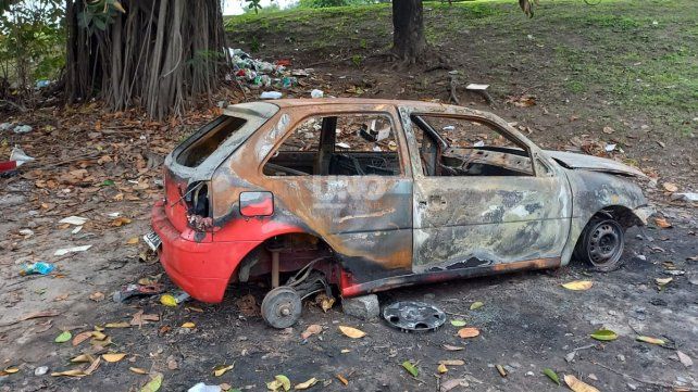 Hace una semana hay un auto quemado a la vera de 27 de febrero que nadie reclamó