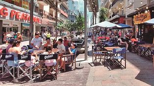 Dos destinos de moda este verano por sus playas y gastronomía son Mar del Plata en la costa Argentina y Río de Janeiro en Brasil.