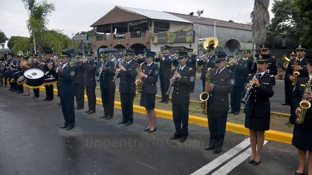 Malvinas: se realizó el desfile frente al Monumento a los Caídos
