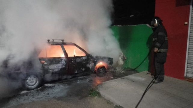 Un vehículo fue incendiado menos de 24 horas antes en el mismo lugar donde este viernes se produjo el asesinato de este joven. (Foto: vía Twitter @HernanFunes)