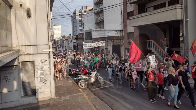 Miles de personas marcharon al centro cívico de Paraná en rechazo del veto a la Ley Financiamiento Universitario y a la Emergencia Pediátrica.