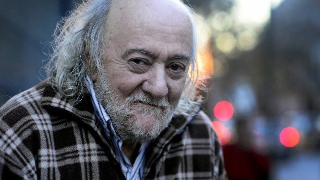 Murió Enrique Symns, referente del periodismo contracultural argentino en los 80 y 90