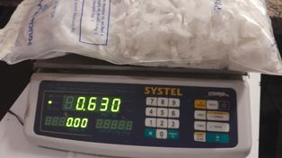 Vio a la policía y quiso descartar droga arrojando bolsas con cocaína y marihuana a una obra en construcción