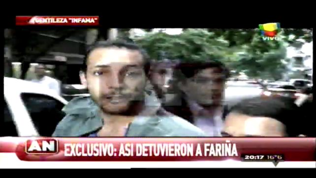 Leo Fariña en medio del operativo ayer mientras es llevado hacia el móvil policial.
