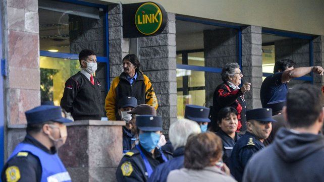Anses: cobran jubilados y AUE con DNI finalizados 6 y 7