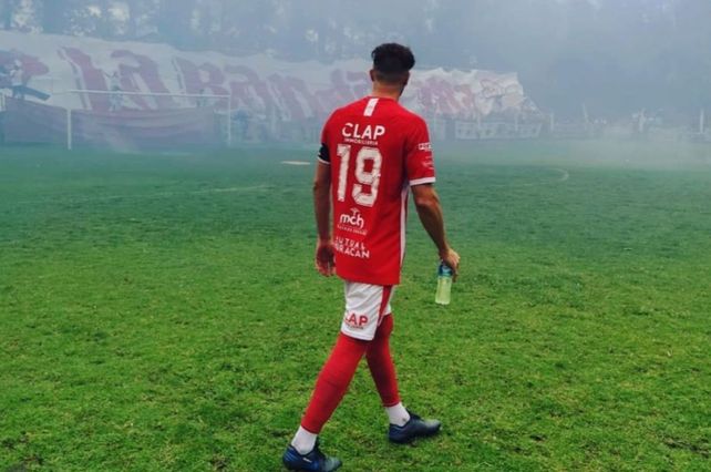 Abraham con la camiseta de Huracán de Chabás
