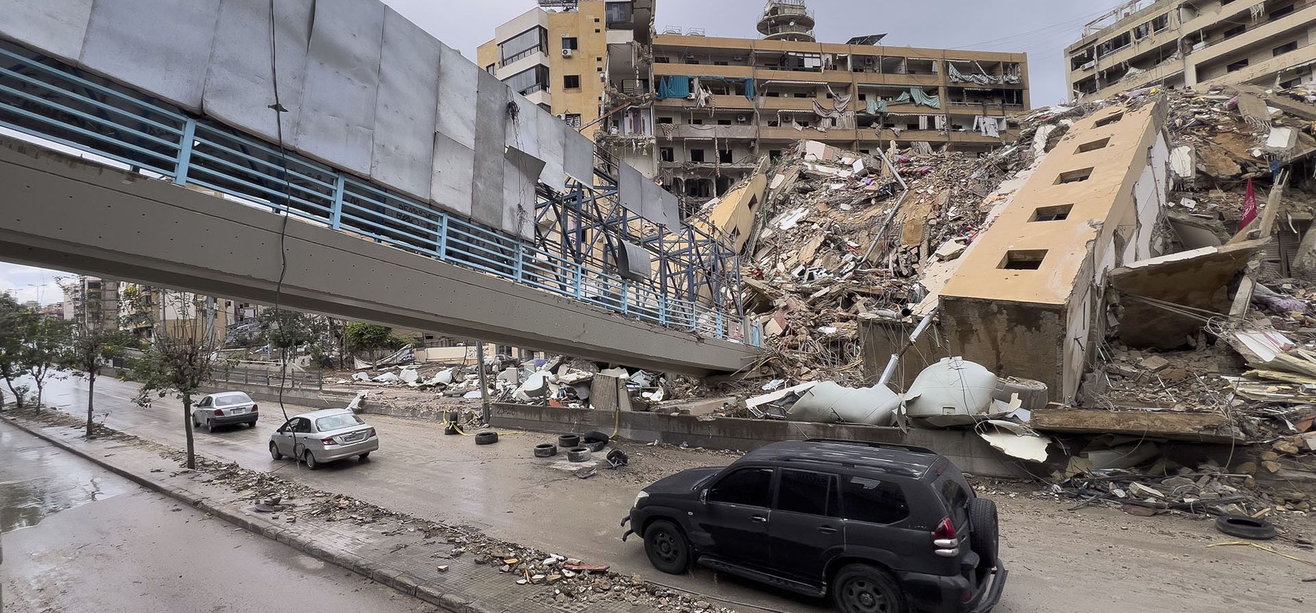 Vehículos pasan bajo un puente peatonal derrumbado y al lado de un edificio destruido que fueron alcanzados por un ataque aéreo israelí en Dahiyeh, en el suburbio sur de Beirut, Líbano, el martes 19 de noviembre de 2024. (Foto AP/Hussein Malla) Vehículos pasan bajo un puente peatonal derrumbado y al lado de un edificio destruido que fueron alcanzados por un ataque aéreo israelí en Dahiyeh, en el suburbio sur de Beirut, Líbano, el martes 19 de noviembre de 2024. (Foto AP/Hussein Malla)