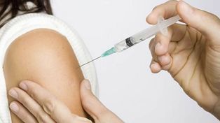Calendario obligatorio. La inmunización contra el HPV en niñas y niños desde los 11 años ayuda a evitar cáncer de cuello de útero.