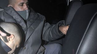Un taxista dice que llevó al portero con dos bolsas pesadas