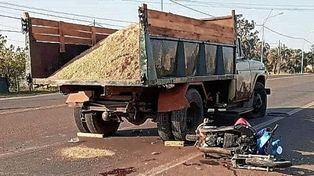 El conductor de la moto impactó de lleno contra la parte trasera del camión que se encontraba detenido.