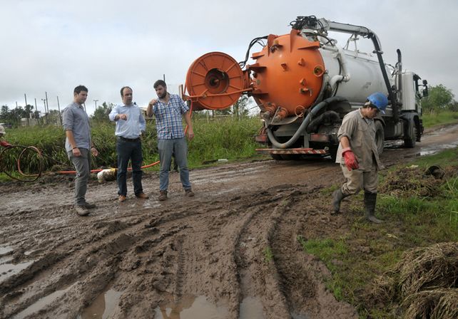 Por la emergencia hídrica más de 30 cuadrillas realizan trabajos de zanjeo y desobstrucción