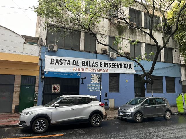 Basta de balas e inseguridad. La Fagdut y el centro de estudiantes de la Universidad Tecnológica Rosario pidieron el dictado de clases virtuales nocturnas.&nbsp;