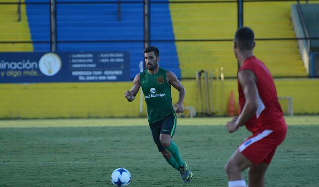 Paulo Ferrari ante la marca de uno de los defensores tatengues en el segundo cotejo en Arroyo Seco.&nbsp;