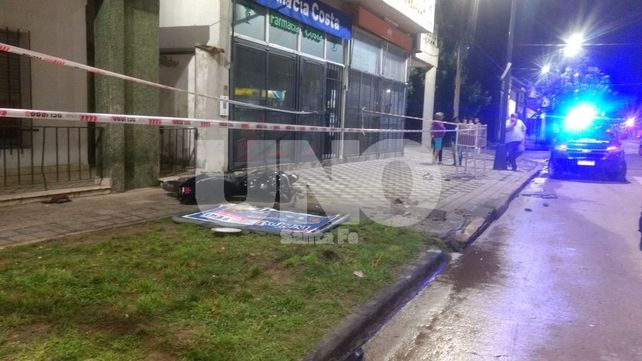 Iban en moto, chocaron un cartel, los socorrieron y les secuestraron un arma cargada