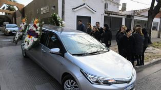 El último adiós. El cuerpo de Lucas Vega parte de la cochería de barrio Belgrano hacia el cementerio El Salvador. Gentileza: Juan José García