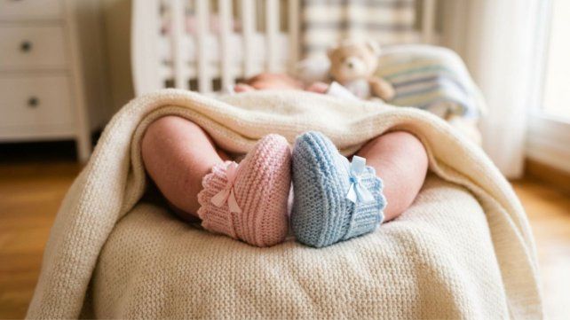 Bebé y sorpresa: a una pareja le dijeron que había tenido una beba y le entregaron un varón con aritos