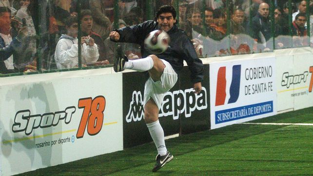 Maradona y la pelota. 02 de Agosto 2006