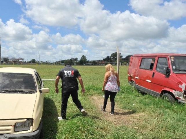 Personal policial recorre el descampado donde esta madrugada asesinaron a balazos a una joven pareja. (Foto: V. Benedetto)