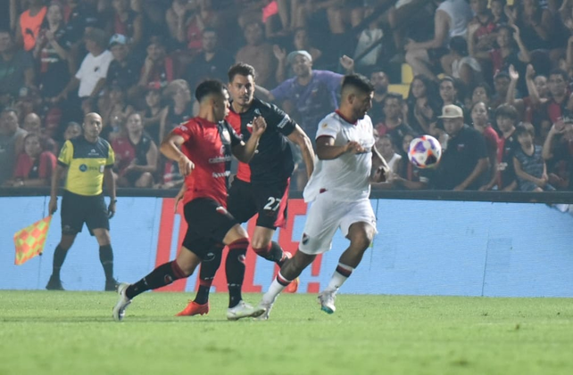 Newells, que perdía 1 a 0 en el primer tiempo, rescató un empate ante Colón