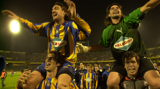 Germán Rivarola y Juan Marcelo Ojeda festejan el triunfo de Central ante Newells en la Sudamericana.
