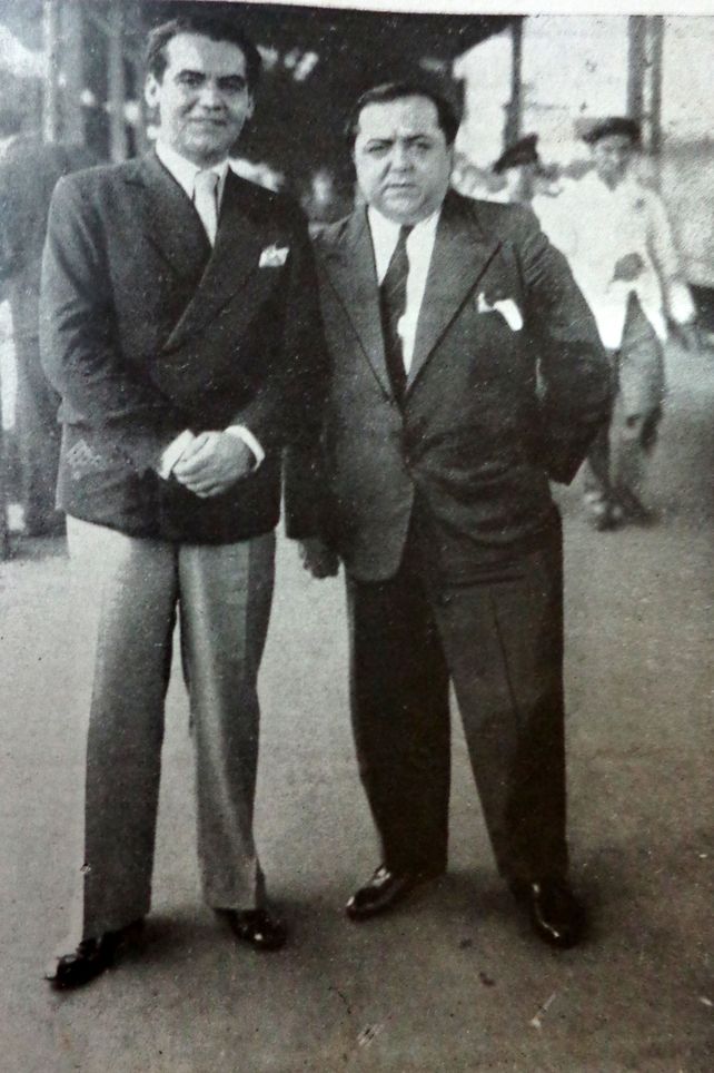 García Lorca junto a Pablo Suero en el andén de la estación en su llegada a Rosario, el 22 de diciembre de 1933.  
