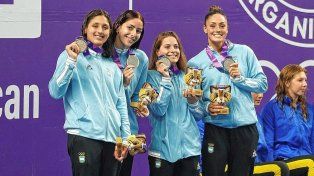 Malena Santillán, segunda desde la izquierda, con la medalla de plata por la posta femenina en los 4x200m.