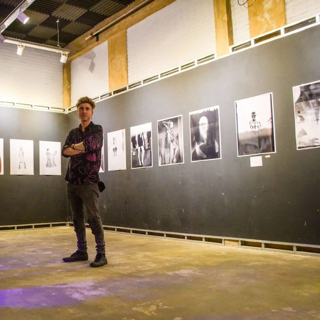 Loaded , exhibición de retratos en blanco y negro por  Matías Bó
