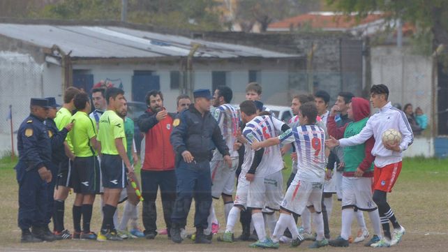 Fútbol violento: árbitro y periodista las víctimas del domingo