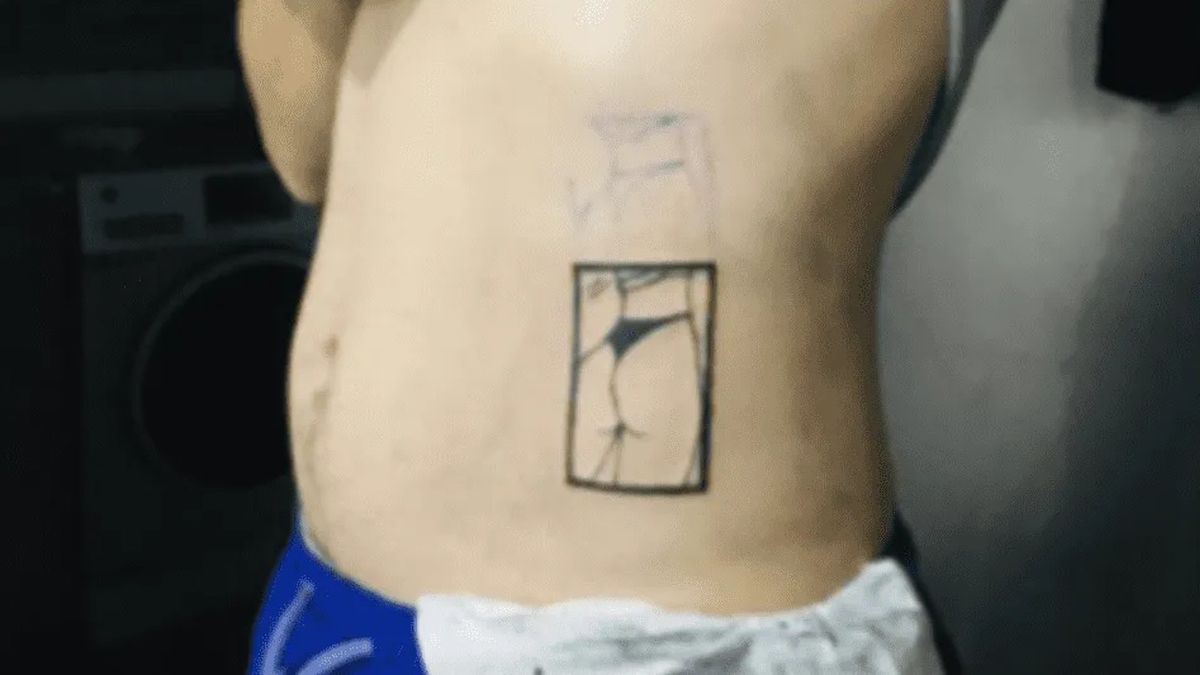 Un muchacho se tatuó la cola de su novia para demostrar su amor y la imagen  se volvió viral