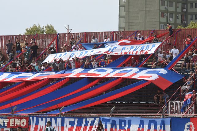 El aguante. La parcialidad del matador prepara el viaje para acompañar al equipo. 