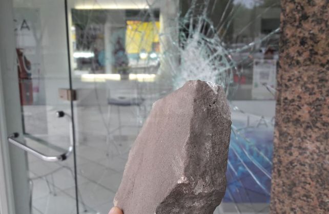 El local vandalizado este madrugada en Salta Y Francia.