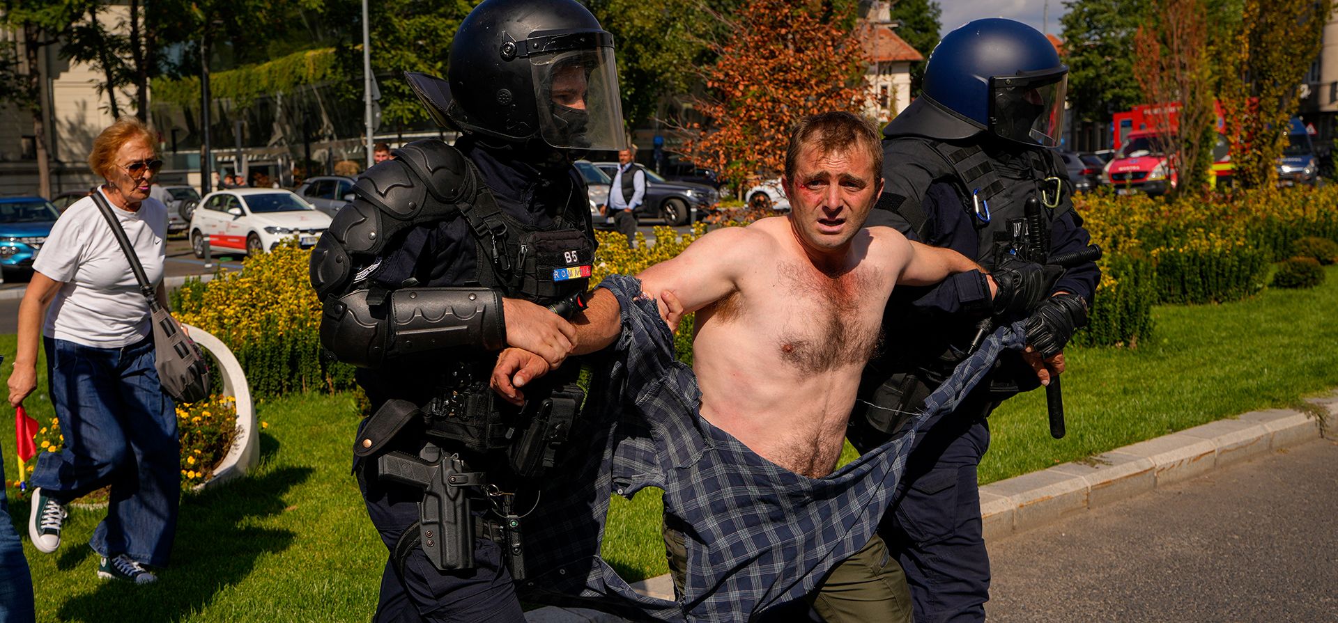 Un manifestante es escoltado tras enfrentamientos con la policía antidisturbios durante una protesta de agricultores en Bucarest, Rumanía, el martes 15 de septiembre de 2026. (Foto AP/Vadim Ghirda)