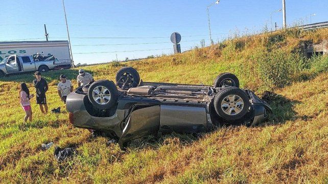 La camioneta volcó en zona de Estancia Grande