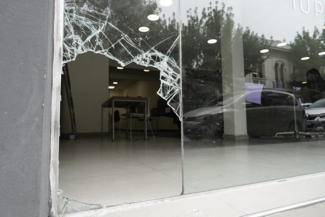 El robo quedó expuesto por la rotura de un gran vidrio.