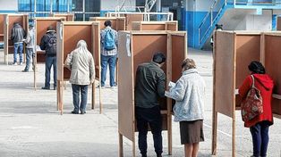 Los primeros resultados vaticinan una segunda vuelta electoral en Chile el próximo 19 de diciembre. &nbsp;José Antonio Kast &nbsp;y Gabriel Boric al balotaje.