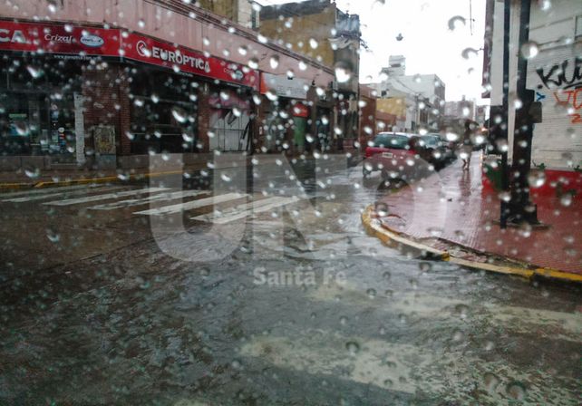 Así estaba la esquina de Hipólito Irigoyen y San Jerónimo a las 8 de la mañana. Mandá tu foto al WhatsApp de Diario UNO Santa Fe: 3426984114