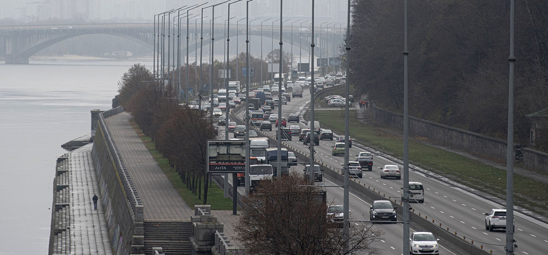 Una gran caravana de automóviles circulan por una carretera cerca de la orilla del río Dnipro en Kyiv, Ucrania, el viernes 11 de noviembre de 2022. Las fuerzas rusas anunciaron la retirada de sus tropas en la parte este del río Dnipro.