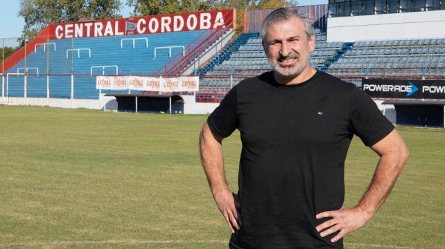 Andrés Radice pisó el césped del Gabino y se emocionó ante tantos recuerdos con la camiseta de Central Córdoba.