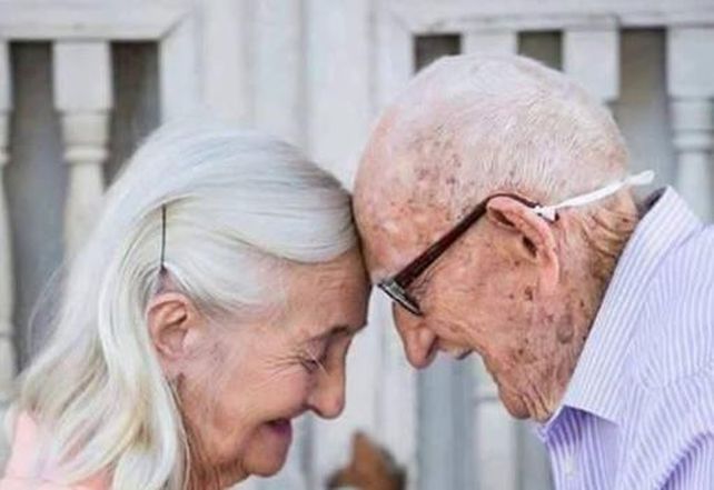 Una pareja de ancianos celebró su 65 aniversario con la sesión de fotos más romántica de Facebook