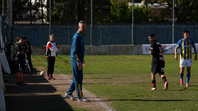 Los entrenadores Marios Pobersnik, de Central, y Lucas Bernardi (atrás), de Newell's. 