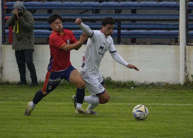 Primera C. El Pato Sánchez maniobra ante Mauricio Fernández e inicia el ataque del Matador. Córdoba se equivocó y el Gallego no lo perdonó. &nbsp; 