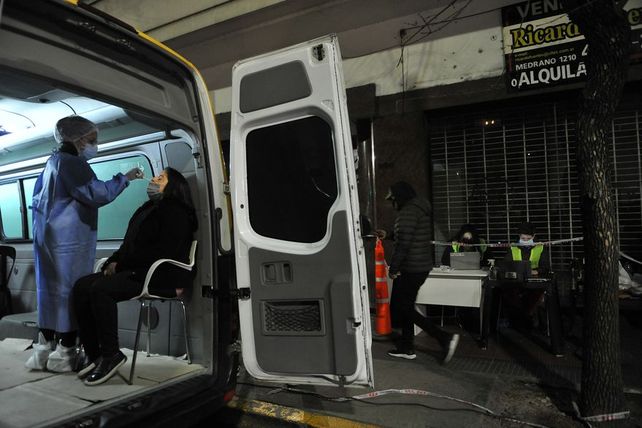 Un puesto móvil de hisopados de PCR en el barrio porteño de Monserrat.
