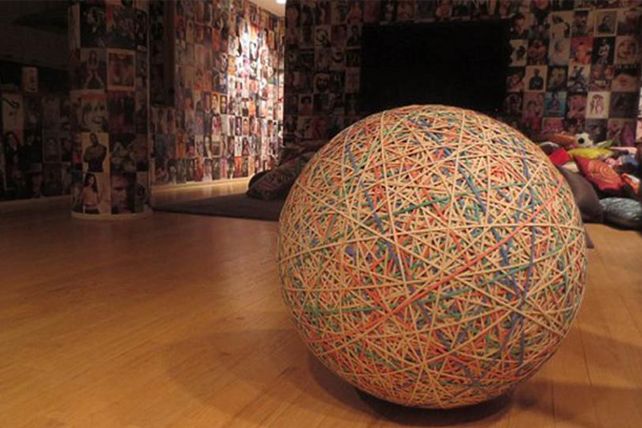 Una pelota con 5 mil bandas elásticas que pesa 113 kilos