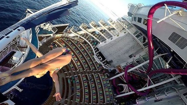 Una asombrosa zambullida en la pileta de un crucero que no tardó en volverse viral