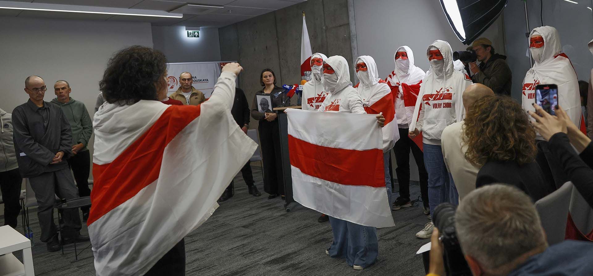 Un grupo de prisioneros liberados por las autoridades bielorrusas escucha un antiguo himno interpretado por un coro con antiguas banderas bielorrusas durante una conferencia de prensa en Vilna, Lituania, el viernes 12 de septiembre de 2025. (Foto AP/Mindaugas Kulbis) Un grupo de prisioneros liberados por las autoridades bielorrusas escucha un antiguo himno interpretado por un coro con antiguas banderas bielorrusas durante una conferencia de prensa en Vilna, Lituania, el viernes 12 de septiembre de 2025. (Foto AP/Mindaugas Kulbis)