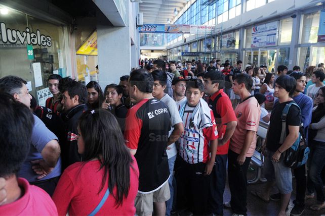 Cientos de hinchas se quedaron sin pasaje para ir a ver a Colón
